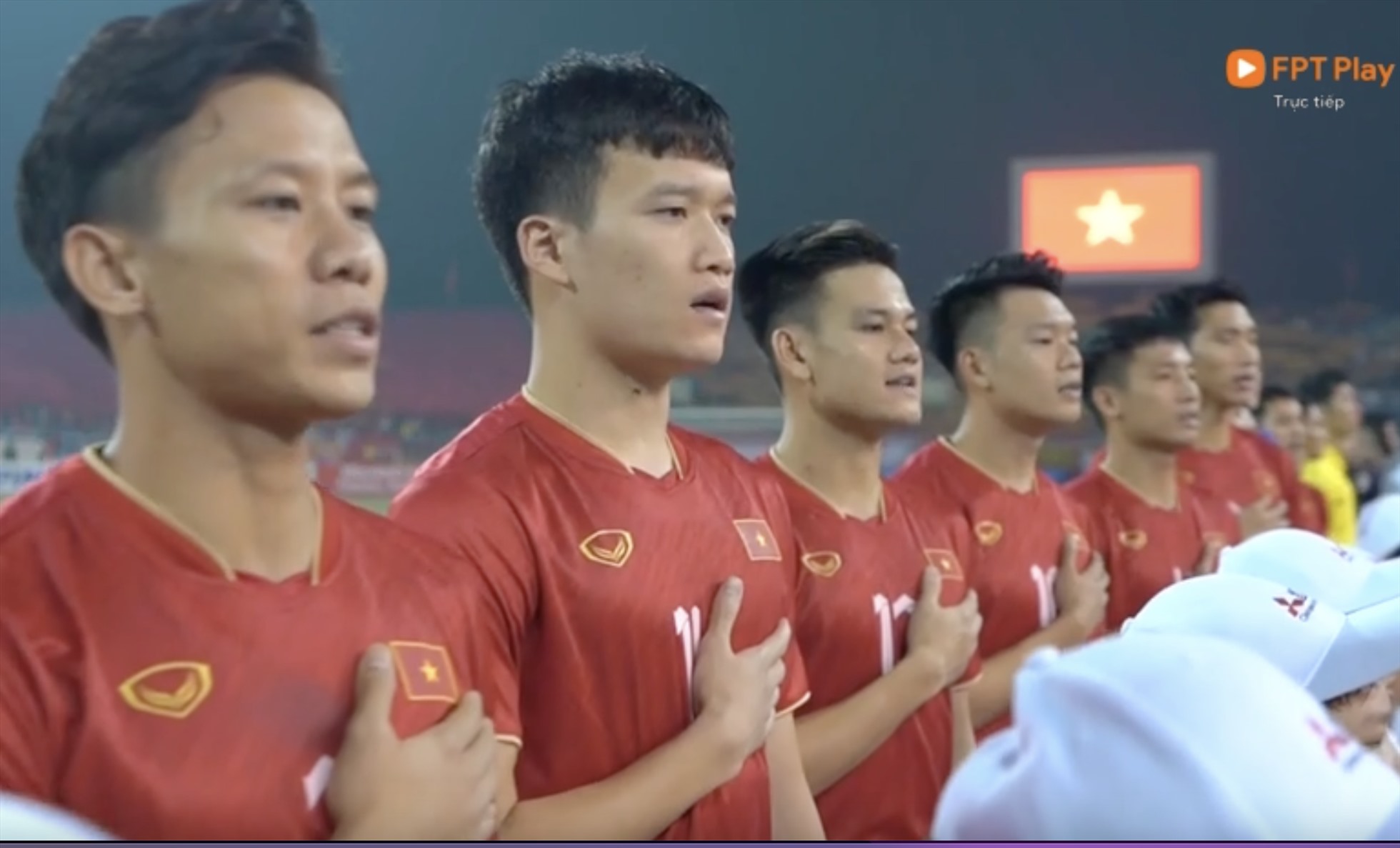 Tuyển Việt Nam chào cờ trước trận. Ảnh cắt từ video