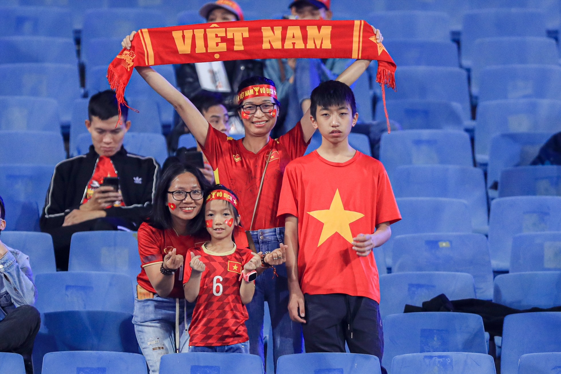 Khán giả vào sân cổ vũ tuyển Việt Nam. Ảnh: Minh Dân