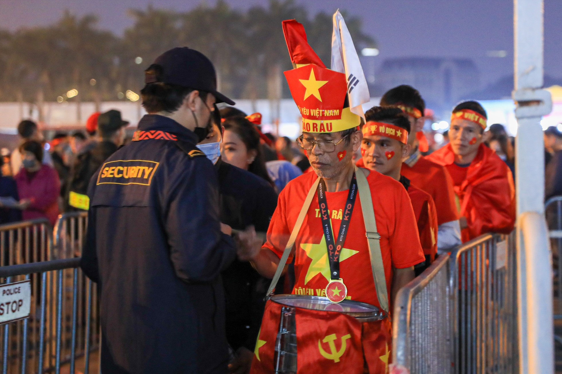 Khán giả vào sân cổ vũ tuyển Việt Nam. Ảnh: Minh Dân