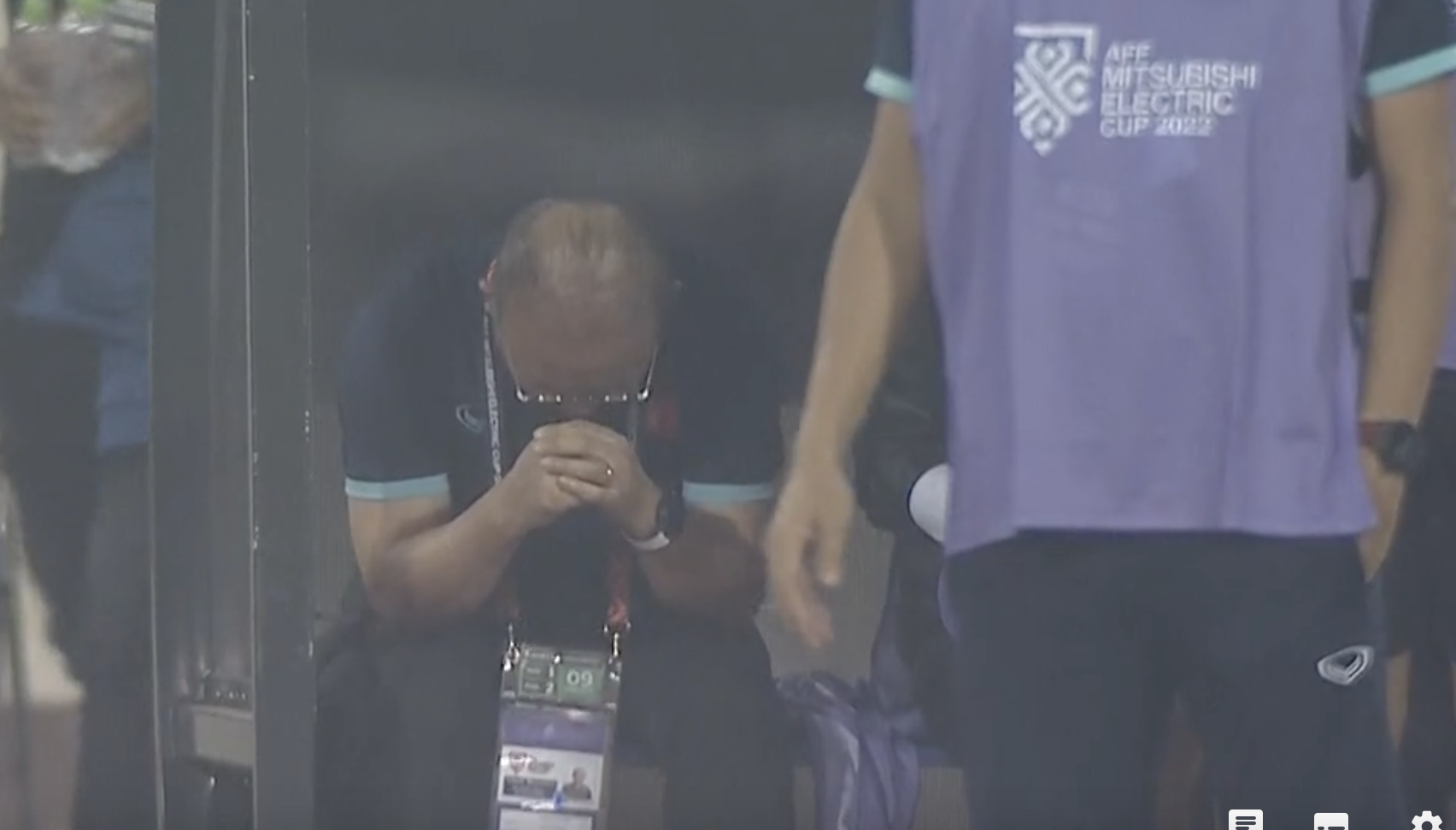 Huấn luyện viên Park Hang-seo trước trận đấu. Ảnh cắt từ video