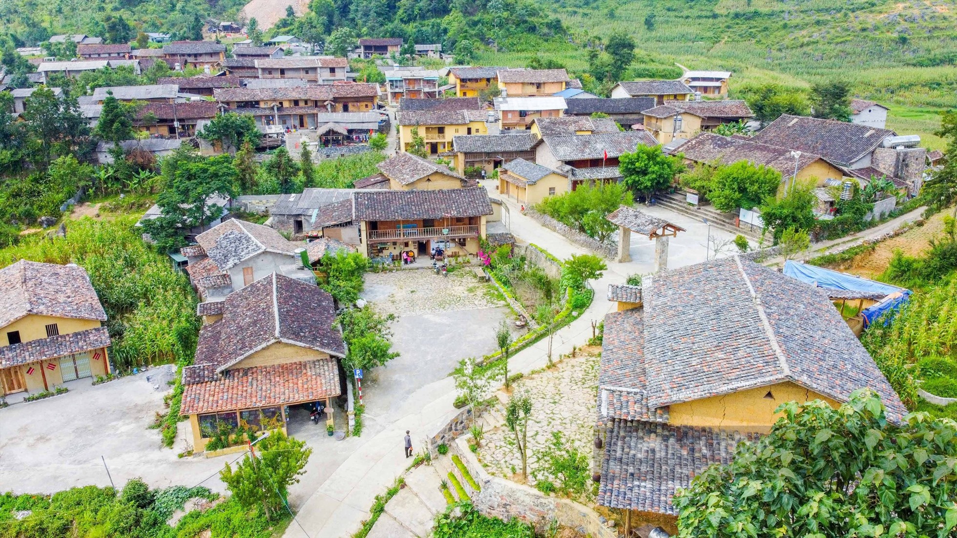 Bản Lô Lô Chải đẹp thơ mộng như miền cổ tích nhìn từ trên cao. Ảnh: Kim Anh