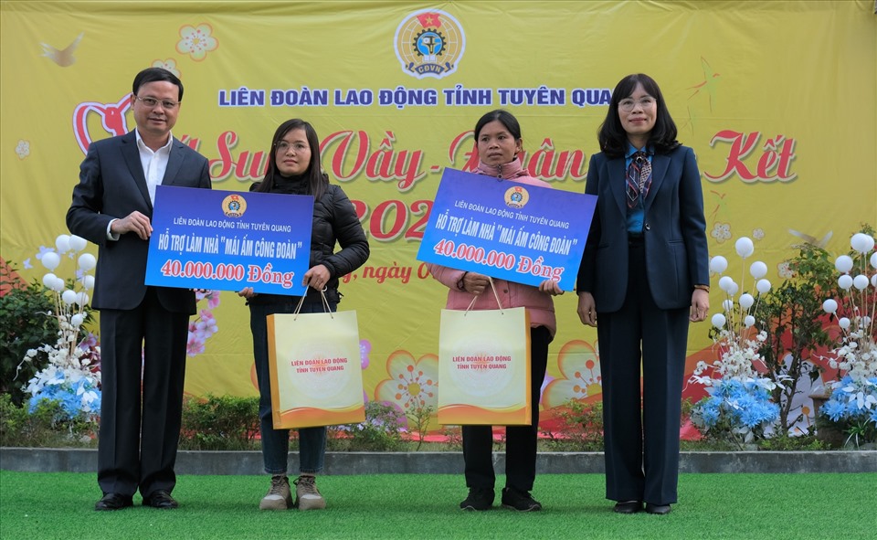 Lãnh đạo UBND tỉnh và LĐLĐ tỉnh Tuyên Quang trao hỗ trợ Mái ấm công đoàn cho người lao động có hoàn cảnh khó khăn. Ảnh: Hoàng Yến