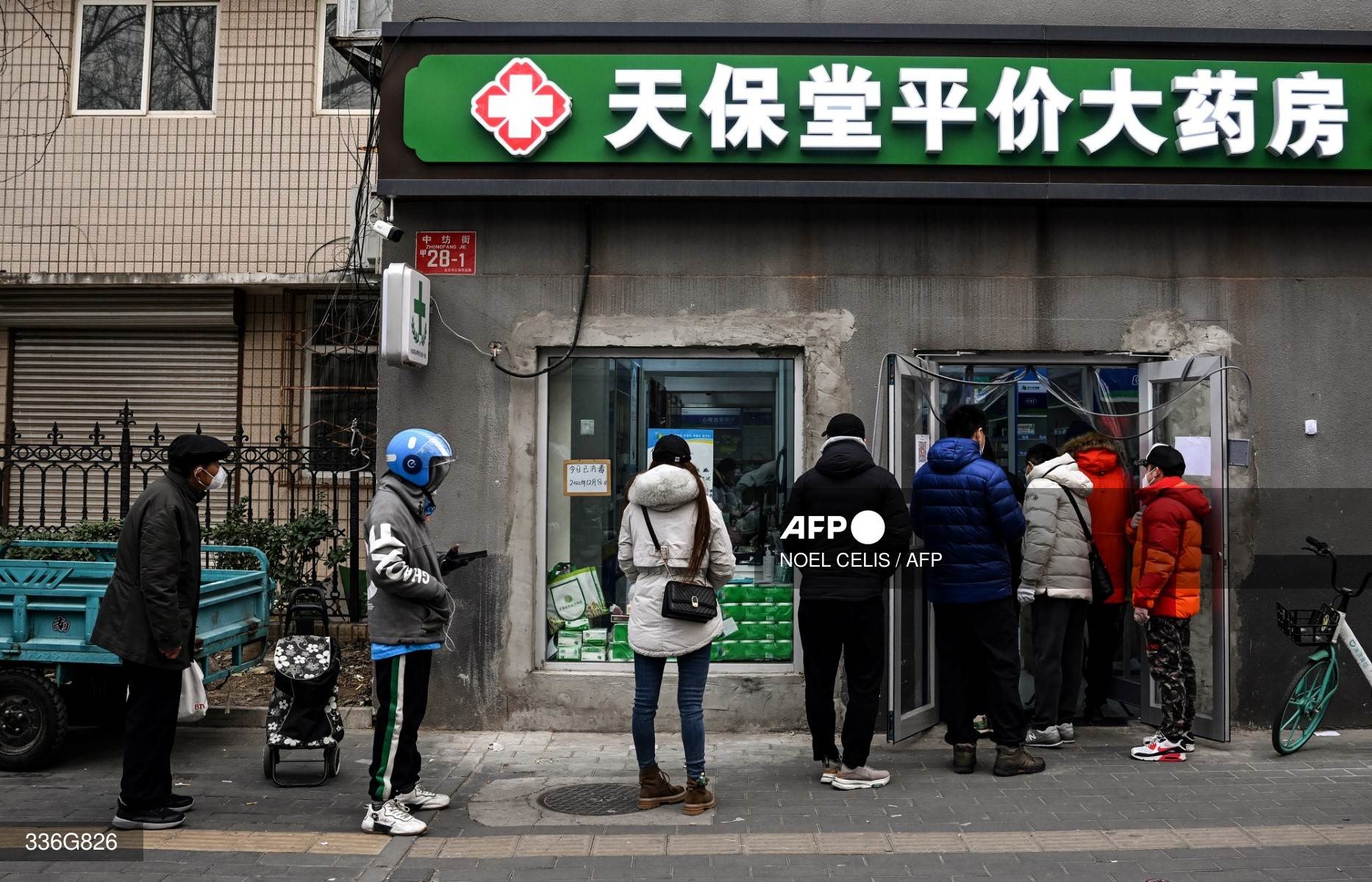 Mọi người xếp hàng mua thuốc tại một cửa hàng thuốc ở Bắc Kinh tháng 12.2022. Ảnh: AFP