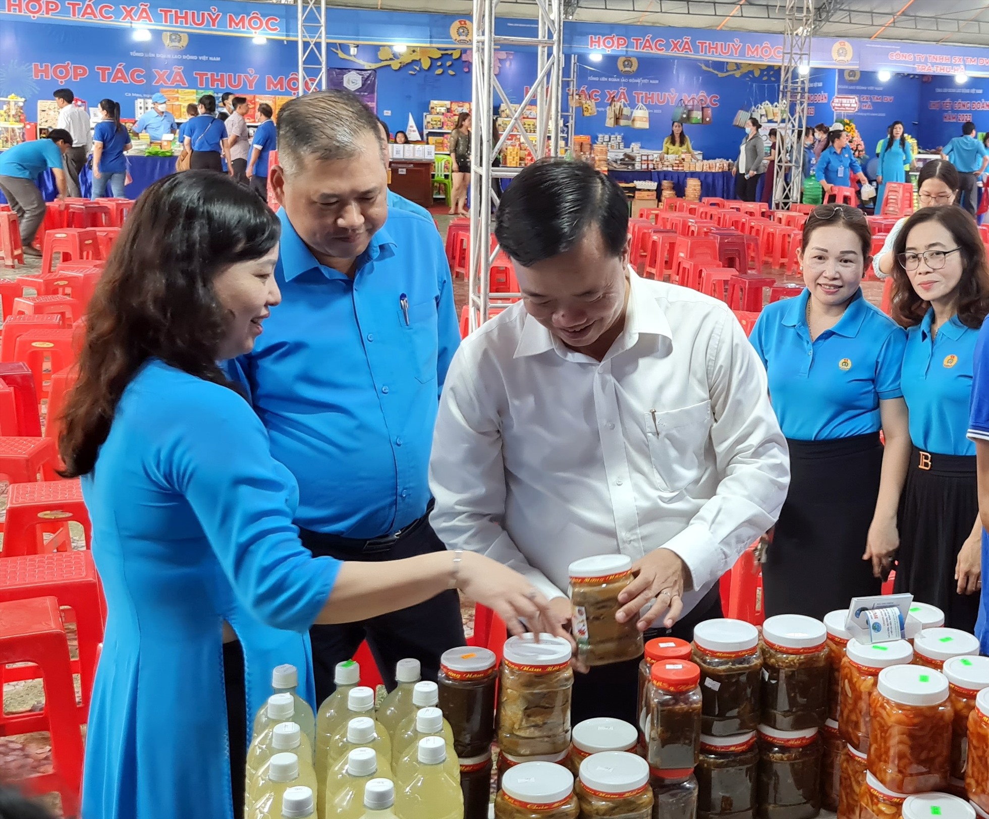 Đồng chí Huỳnh Quốc Việt, Chủ tịch UBND tỉnh Cà Mau dự và cùng cán bộ công đoàn tham quan các gian hàng tại Chợ Tết Công đoàn năm 2023. Ảnh: Nhật Hồ
