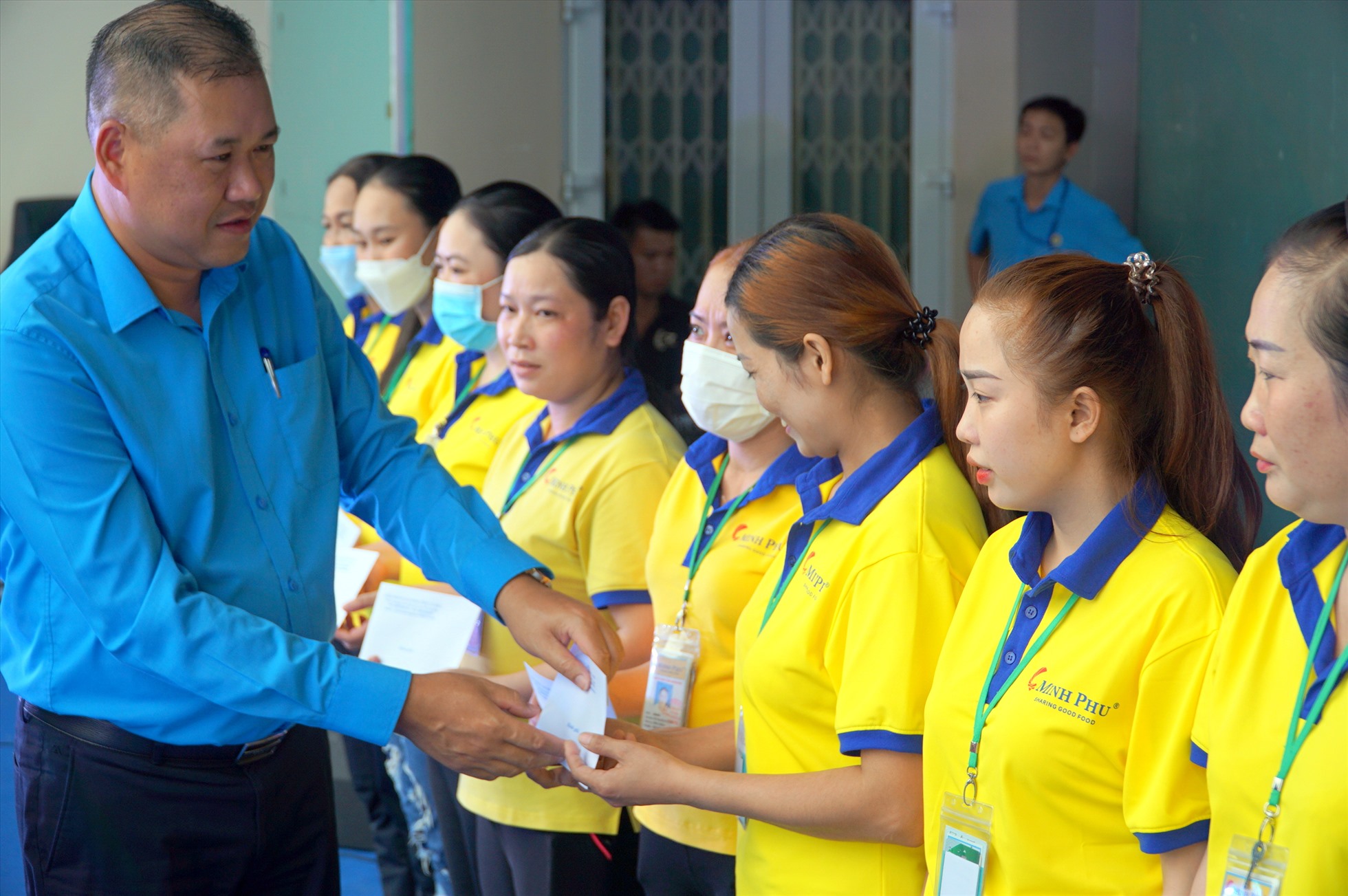 Đồng chí Nguyễn Minh Dũng, Ủy viên Đoàn chủ tịch, Trưởng Ban Tài chính Tổng LĐLĐ Việt Nam trao quà cho công nhân lao động. Ảnh: Nhật Hồ