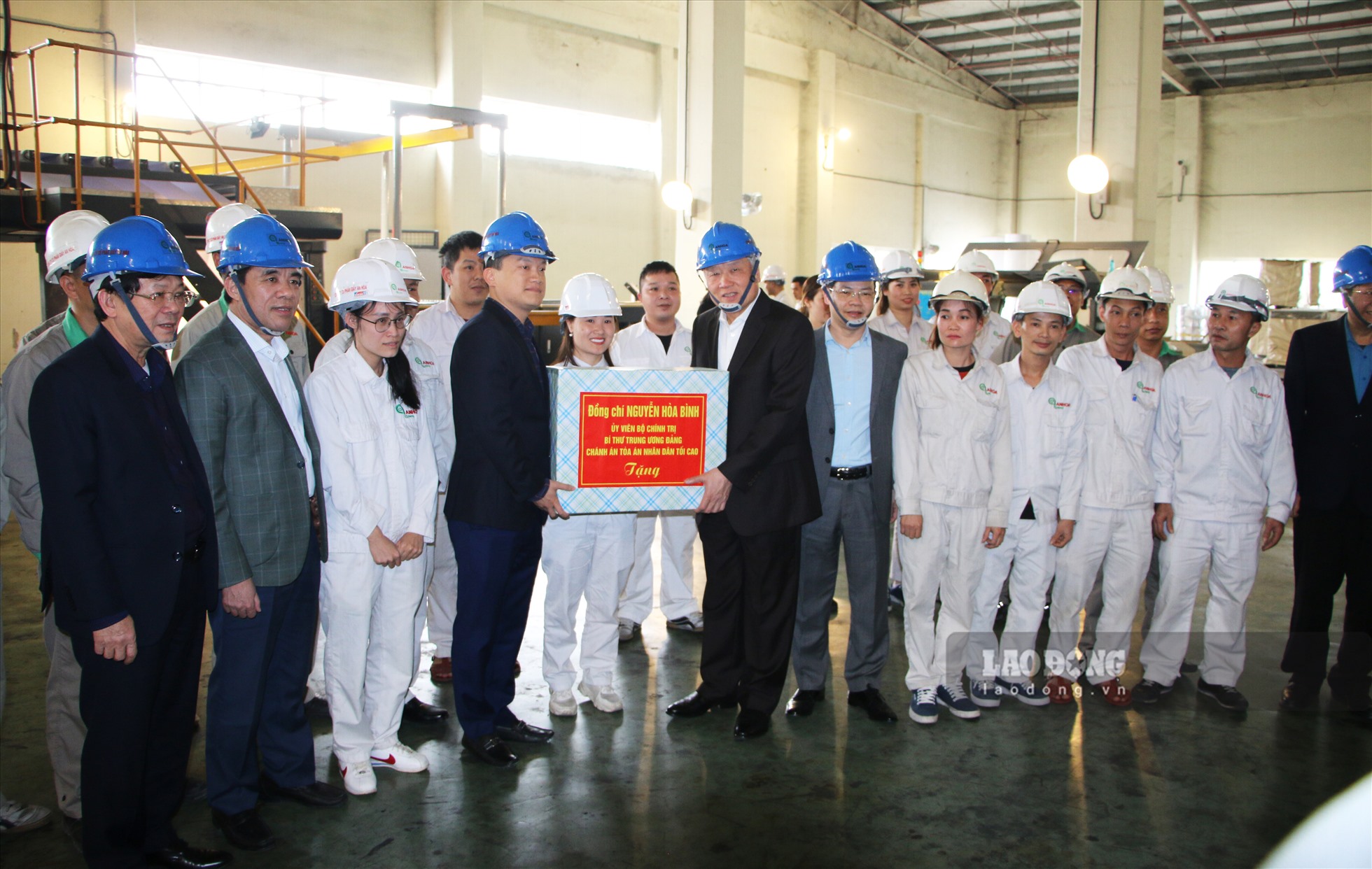 Uỷ viên Bộ Chính trị Nguyễn Hoà Bình tặng quà công nhân Công ty giấy An Hoà (Sơn Dương, Tuyên Quang).