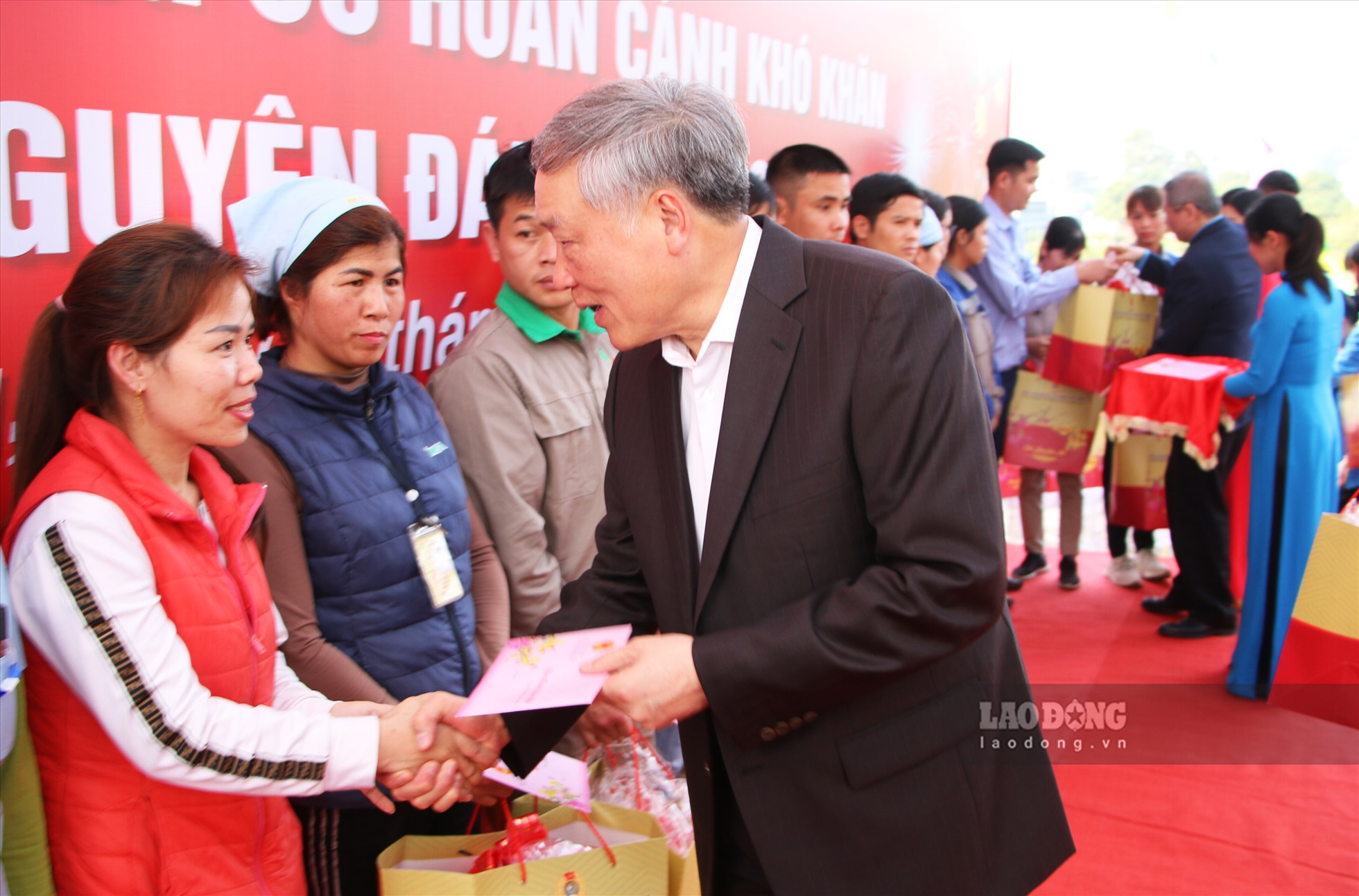 Đồng chí Nguyễn Hoà Bình tặng quà công nhân, người lao động có hoàn cảnh khó khăn của tỉnh Tuyên Quang.