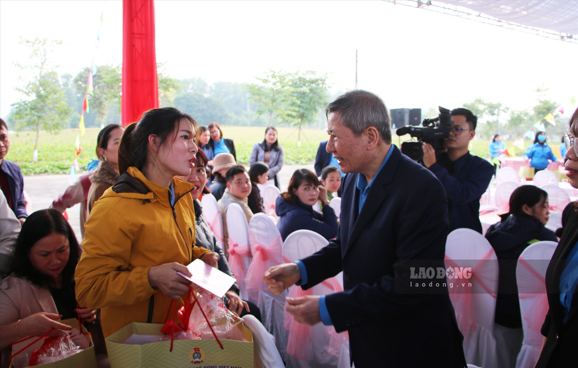 Phó Chủ tịch thường trực Tổng LĐLĐ Việt Nam Trần Thanh Hải thăm hỏi, tặng quà người lao động Tuyên Quang.