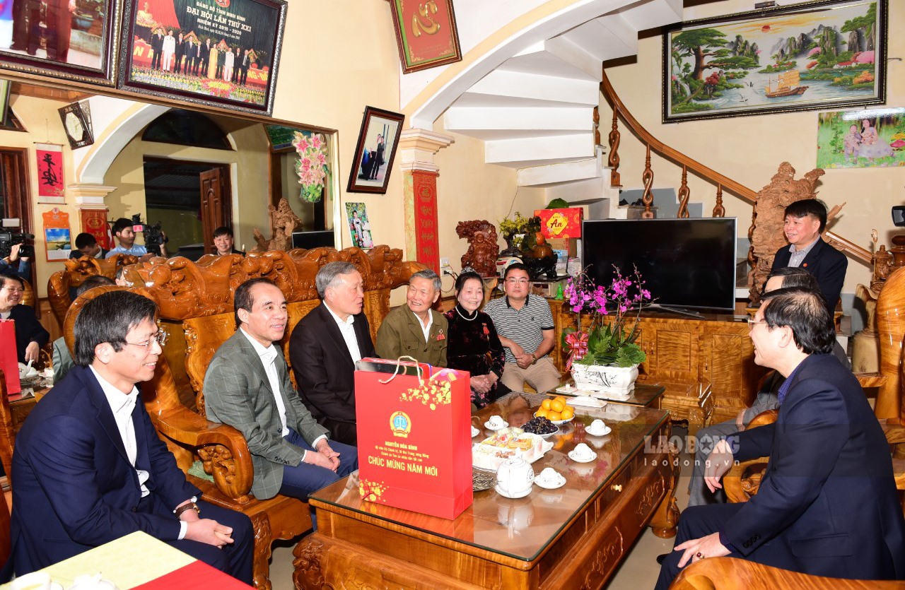 Nhân dịp này, đồng chí Nguyễn Hoà Bình đã tới thăm và tặng quà gia đình  ông Nguyễn Văn Tần là thương binh hạng ¾ ở tổ 5, phường Tân Hà (TP Tuyên Quang).