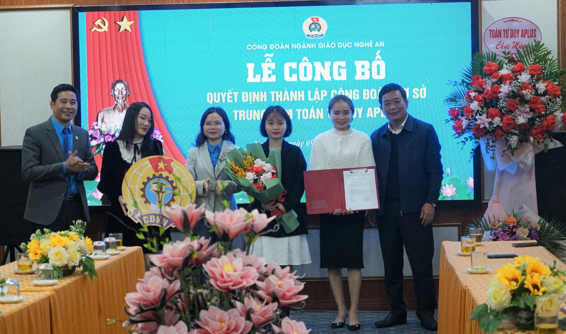 Đại diện Sở Giáo dục và Đào tạo và Liên đoàn Lao động tỉnh trao quyết định thành lập công đoàn cơ sở cho Trung tâm Toán tư duy Aplus. Ảnh: Quỳnh Trang