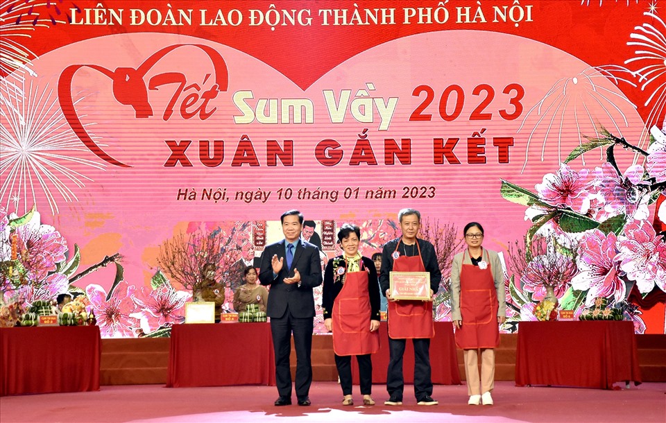 Đồng chí Nguyễn Huy Khánh - Phó Chủ tịch Liên đoàn Lao động Thành phố Hà Nội trao giải Nhất cuộc thi gói bánh chưng. Ảnh: Mai Quý
