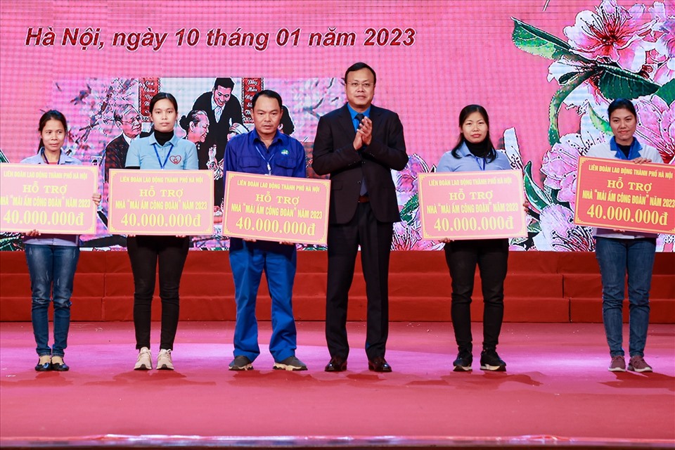 Đồng chí Phạm Quang Thanh -Chủ tịch Liên đoàn Lao động Thành phố Hà Nội trao hỗ trợ Mái ấm Công đoàn. Ảnh: Hải Nguyễn