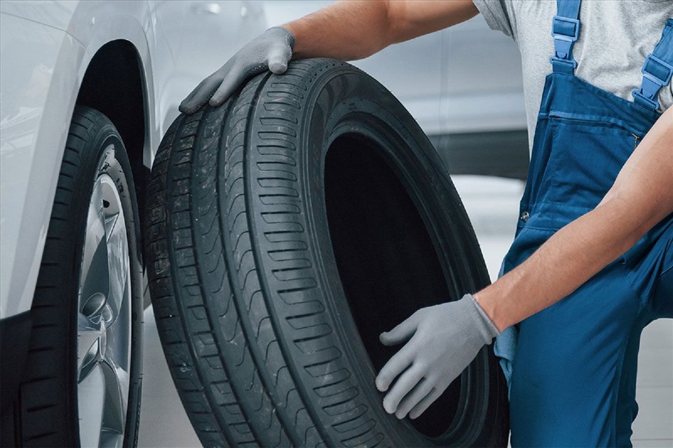 Kiểm tra lốp xe là khâu rất quan trọng đảm bảo an toàn cho xe. Ảnh: Phi Hùng