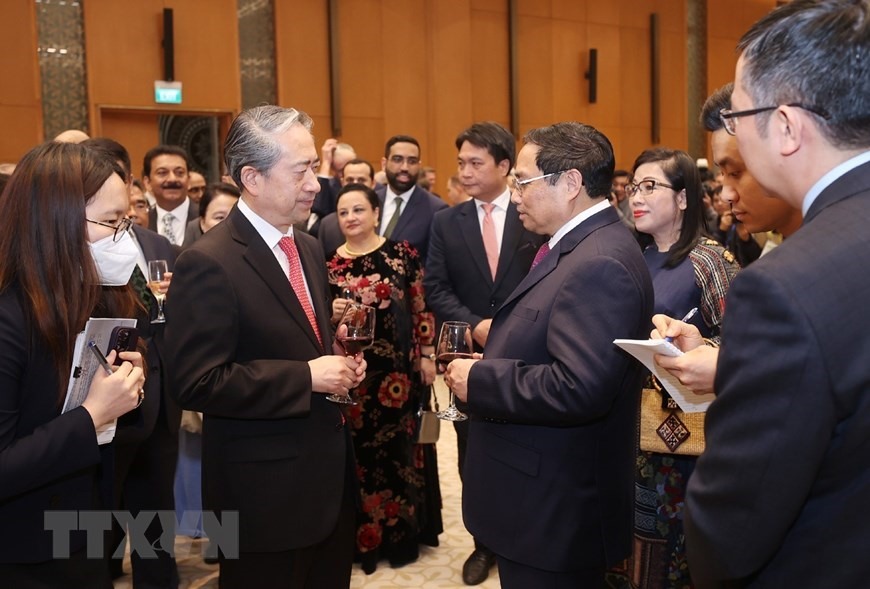 Thủ tướng Phạm Minh Chính gặp mặt các vị đại sứ, đại biện, trưởng đại diện các tổ chức quốc tế tối 9.1. Ảnh: TTXVN