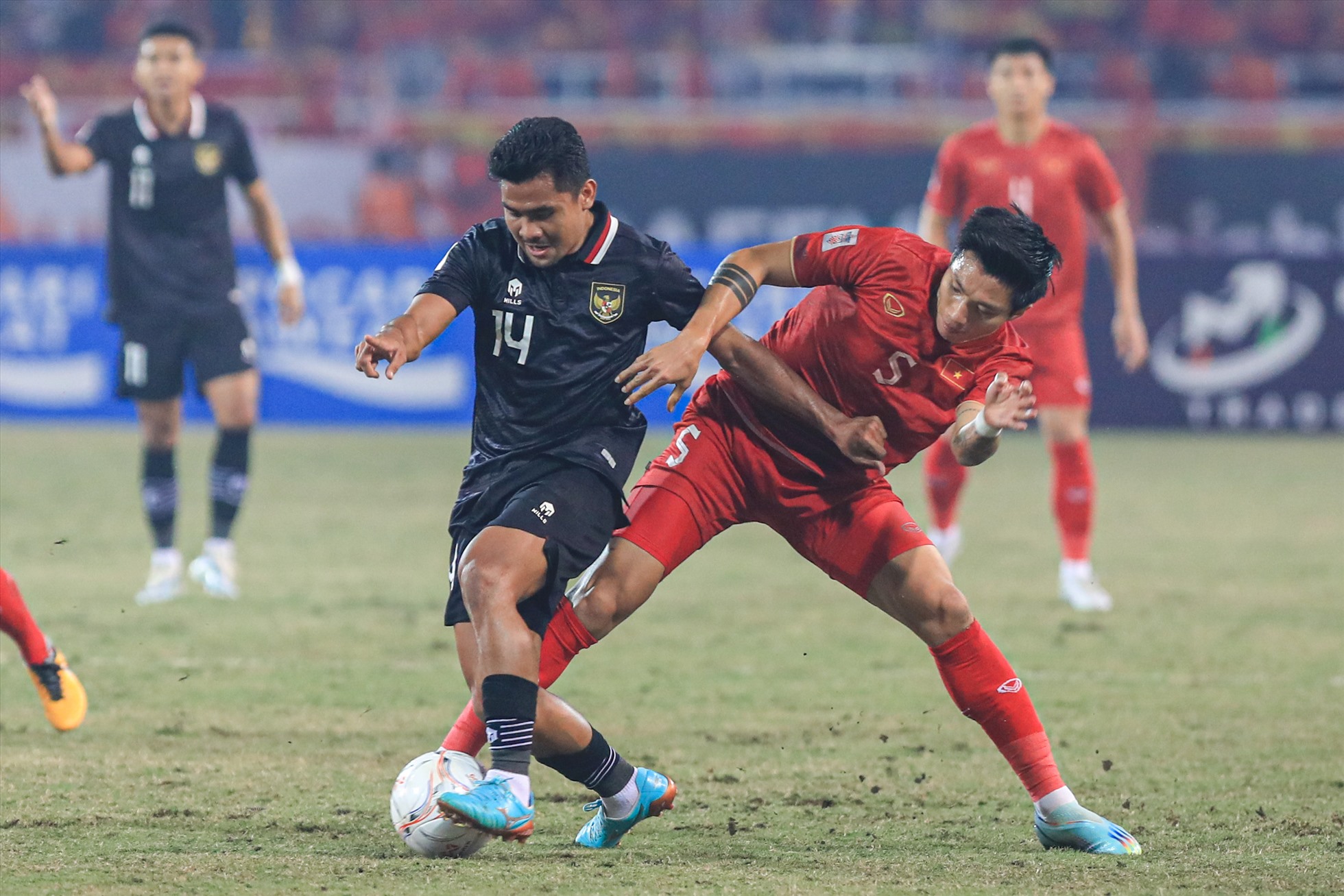 Nhận bàn thua sớm, Indonesia dồn toàn bộ đội hình lên nhằm tìm kiếm bàn gỡ nhưng đội tuyển Việt Nam chơi áp sát ở khu vực trung tuyến rất khó chịu.