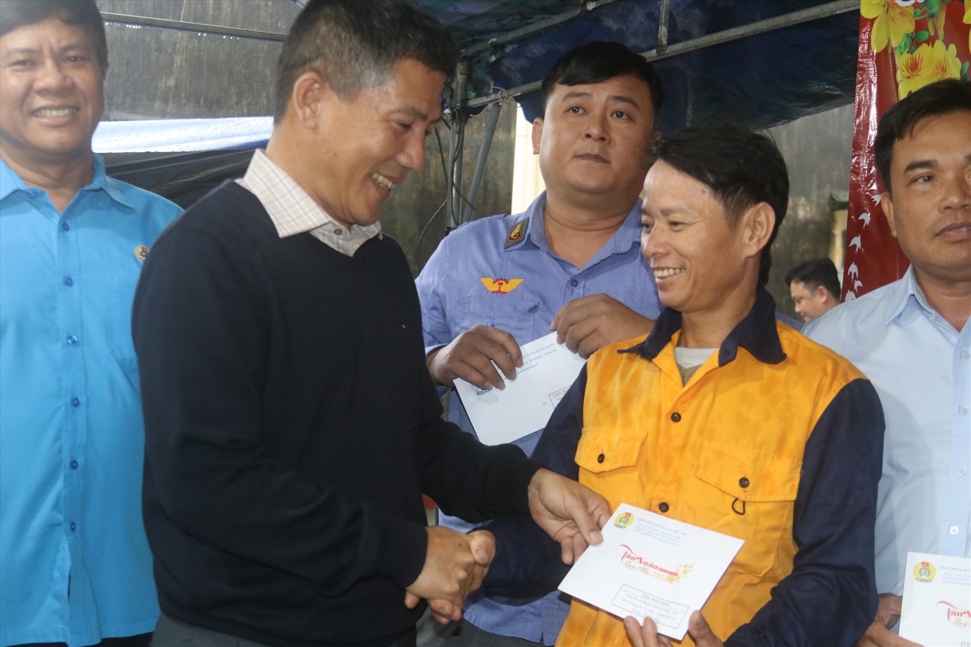Lãnh đạo Công ty cổ phần đường sắt Phú Khánh trao quà tết hỗ trợ đoàn viên làm việc tại khu ga Hảo Sơn. Ảnh: Phương Linh