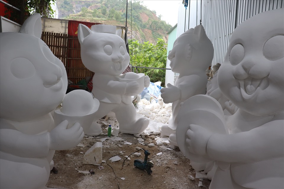 Những ngày cuối năm, những người thợ tại xưởng Mỹ thuật điêu khắc Đà Nẵng (Khu đô thị Phước Lý, TP Đà Nẵng) đang tranh thủ hoàn tất những công đoạn cuối cùng cho hơn 10 linh vật mèo tết chuẩn bị xuất xưởng.
