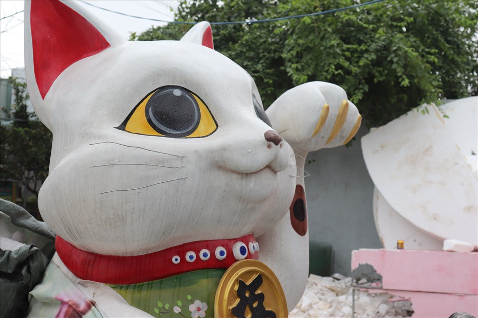 Theo anh Phan Thành Nhân, chủ xưởng Điêu khắc mỹ thuật Đà Nẵng mỗi năm xưởng của anh đều sản xuất các linh vật. Năm nay là năm Quý Mão nên linh vật mèo cỡ đại được nhiều đơn vị đặt hàng từ sớm.