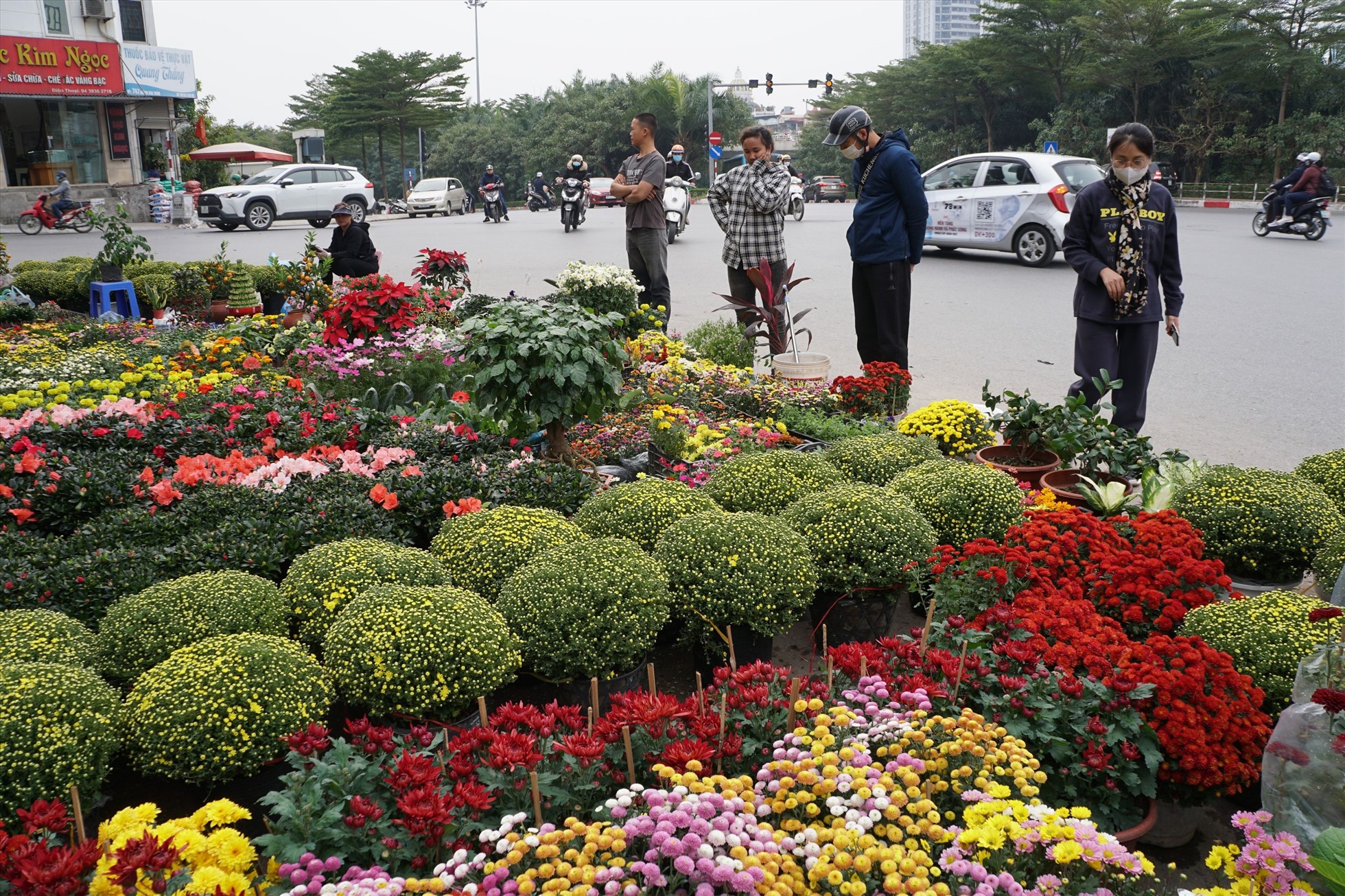 Để thuê được mặt bằng đẹp phải đặt cọc từ sớm. Ảnh Nguyên Anh.