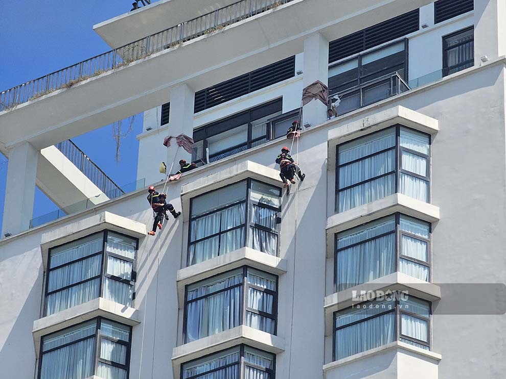 Đội hình cứu người trên tầng 21 xuống bằng dòng dọc điện, đội hình cứu người trên cao bằng xe thang 32 m, đội hình cứu người trên cao bằng cầu dây nghiêng từ tầng 7 xuống