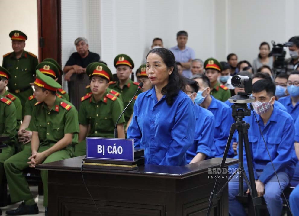 Bị cáo Vũ Liên Oanh, cựu Giám đốc Sở Quảng Ninh trả lời tại phiên tòa. Ảnh: Hiếu Xã