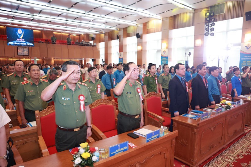 Các đại biểu thực hiện nghi thức chào cờ. Ảnh: Hải Nguyễn.