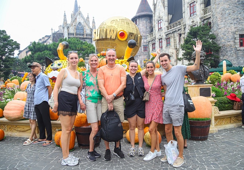 Du khách check in với tiểu cảnh bí ngô tại Sun World Ba Na Hills. Ảnh: Sun Goup