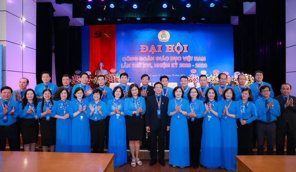 Ban Chấp hành Công đoàn Giáo dục Việt Nam nhiệm kỳ 2023-2028 ra mắt đại hội. Ảnh: Hải Nguyễn