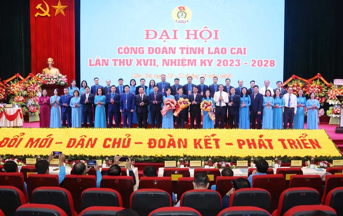 Lãnh đạo Tổng LĐLĐ Việt Nam và tỉnh Lào Cai tặng hoa chúc mừng đại hội thành công tốt đẹp. Ảnh: Long Nguyễn