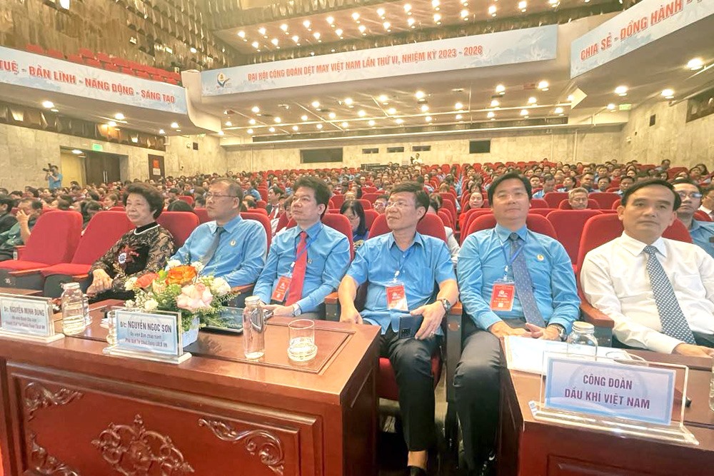 Lãnh đạo và nguyên lãnh đạo Tổng LĐLĐVN dự khai mạc Đại hội VI Công đoàn Dệt may Việt Nam, nhiệm kỳ 2023-2028. Ảnh: Hà Anh
