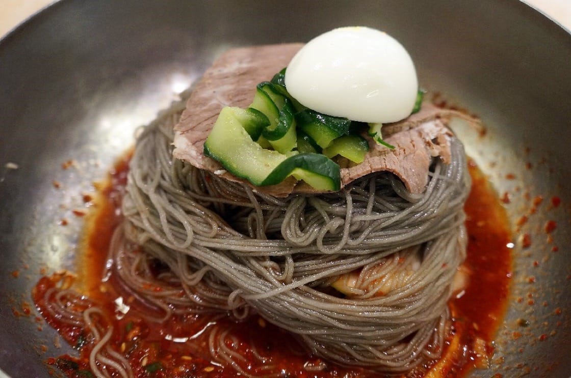 Bibim-naengmyeon - phiên bản mì lạnh trộn - ăn với nước sốt tương ớt cay. Ảnh: Michelin Guide