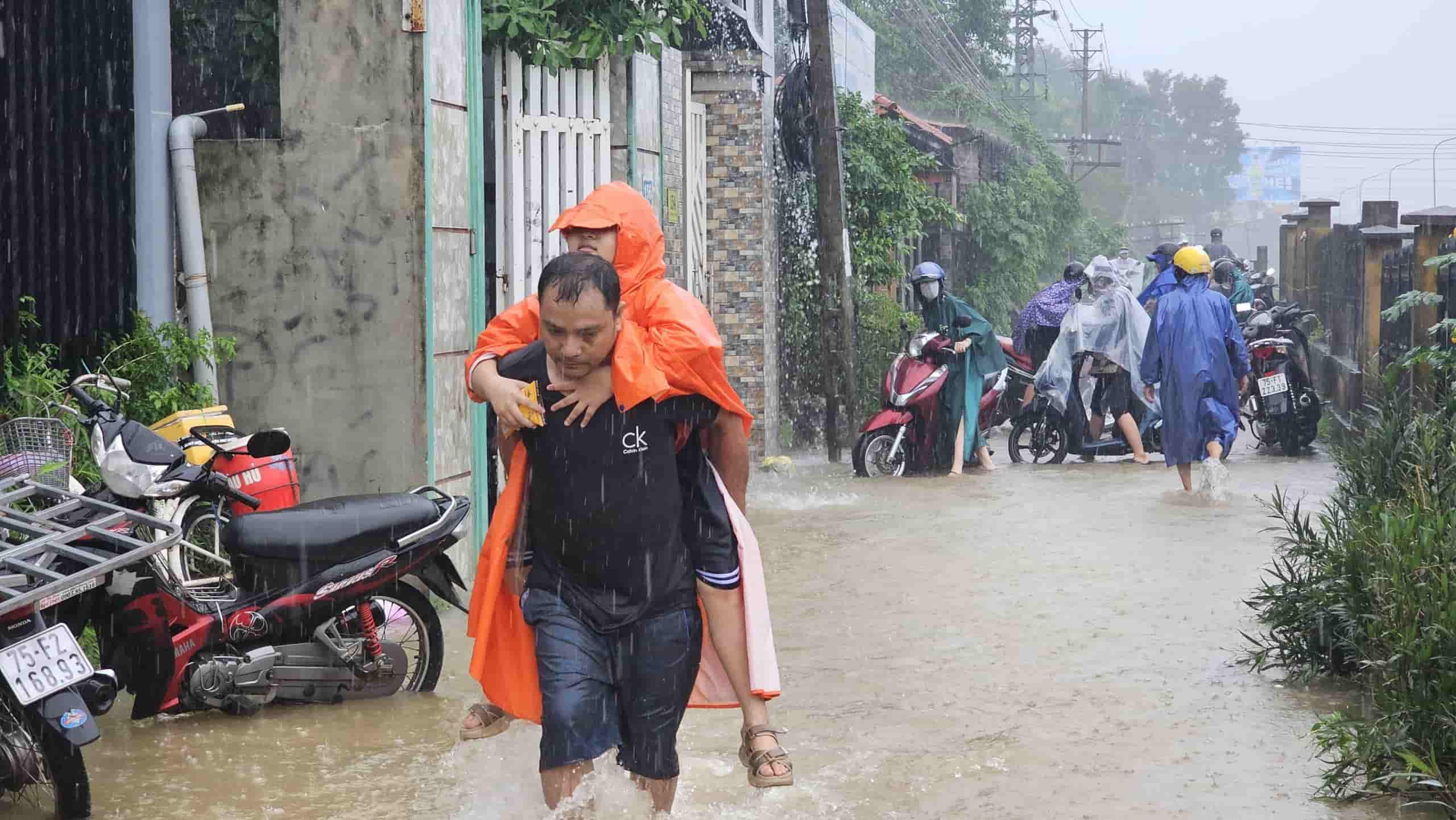 Trưa cùng ngày, Sở GD&ĐT tỉnh Thừa Thiên Huế có thông báo do tình hình mưa lũ diễn biến phức tạp, nước các sông suối dâng cao nên thông báo tất cả các trường học toàn tỉnh nghỉ học từ chiều 13.10.