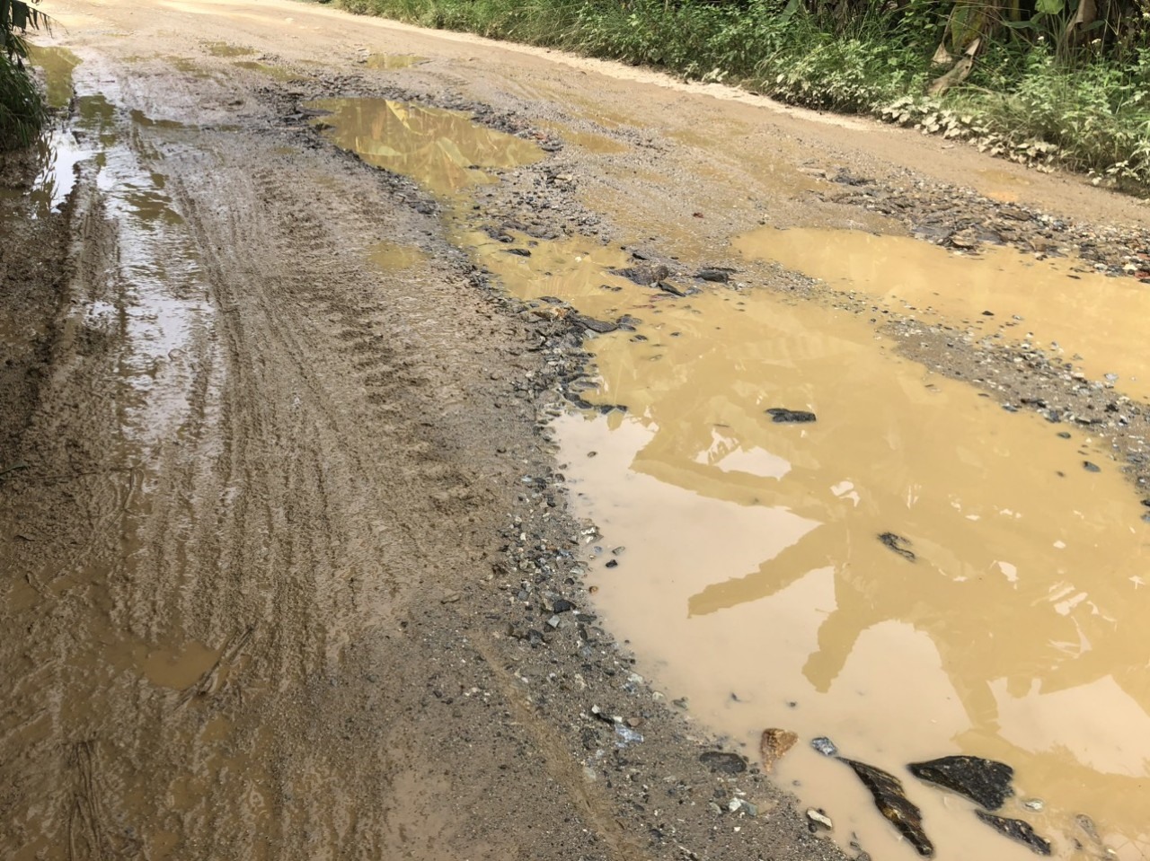 Đường đi làm mỗi ngày của chị Thuý Vân. 10km thì mất khoảng 7km đường xấu, chưa kể ngày mưa to nước ngập không biết lối nào để đi. Ảnh: Nhân vật cung cấp.