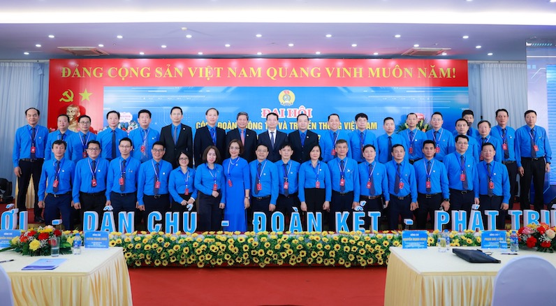 Bộ trưởng Nguyễn Mạnh Hùng chụp ảnh cùng các đại biểu dự đại hội. Ảnh: Hải Nguyễn.