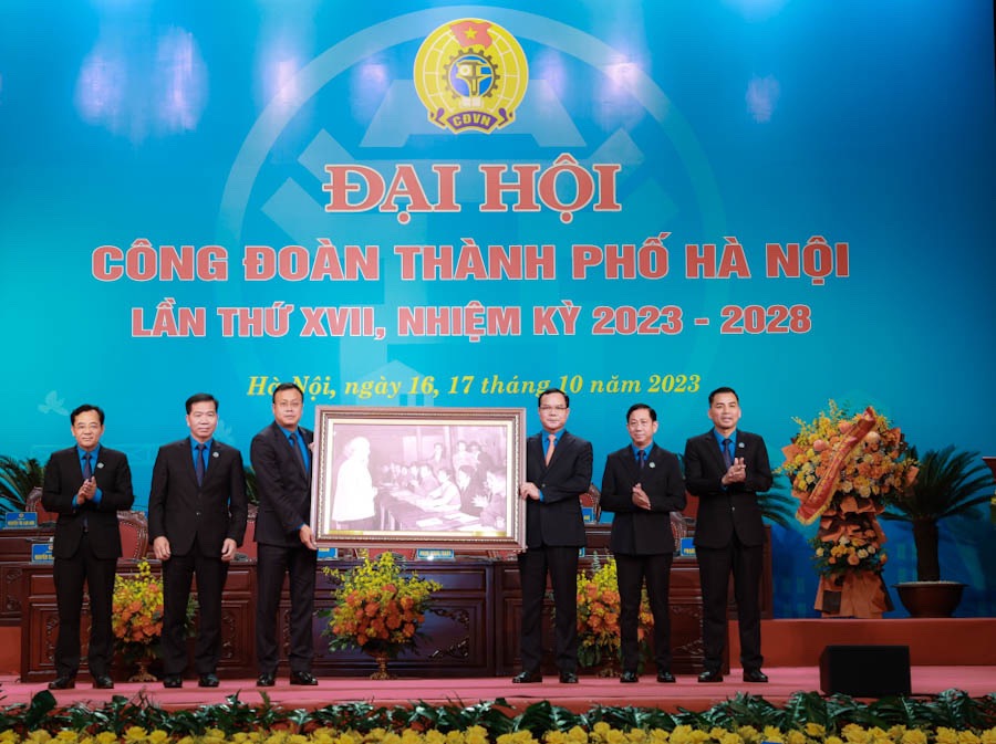 Chủ tịch Tổng Liên đoàn Lao động Việt Nam Nguyễn Đình Khang (thứ ba từ phải sang) trao tặng bức ảnh Bác Hồ cho Liên đoàn Lao động Thành phố Hà Nội. Ảnh: Hải Nguyễn