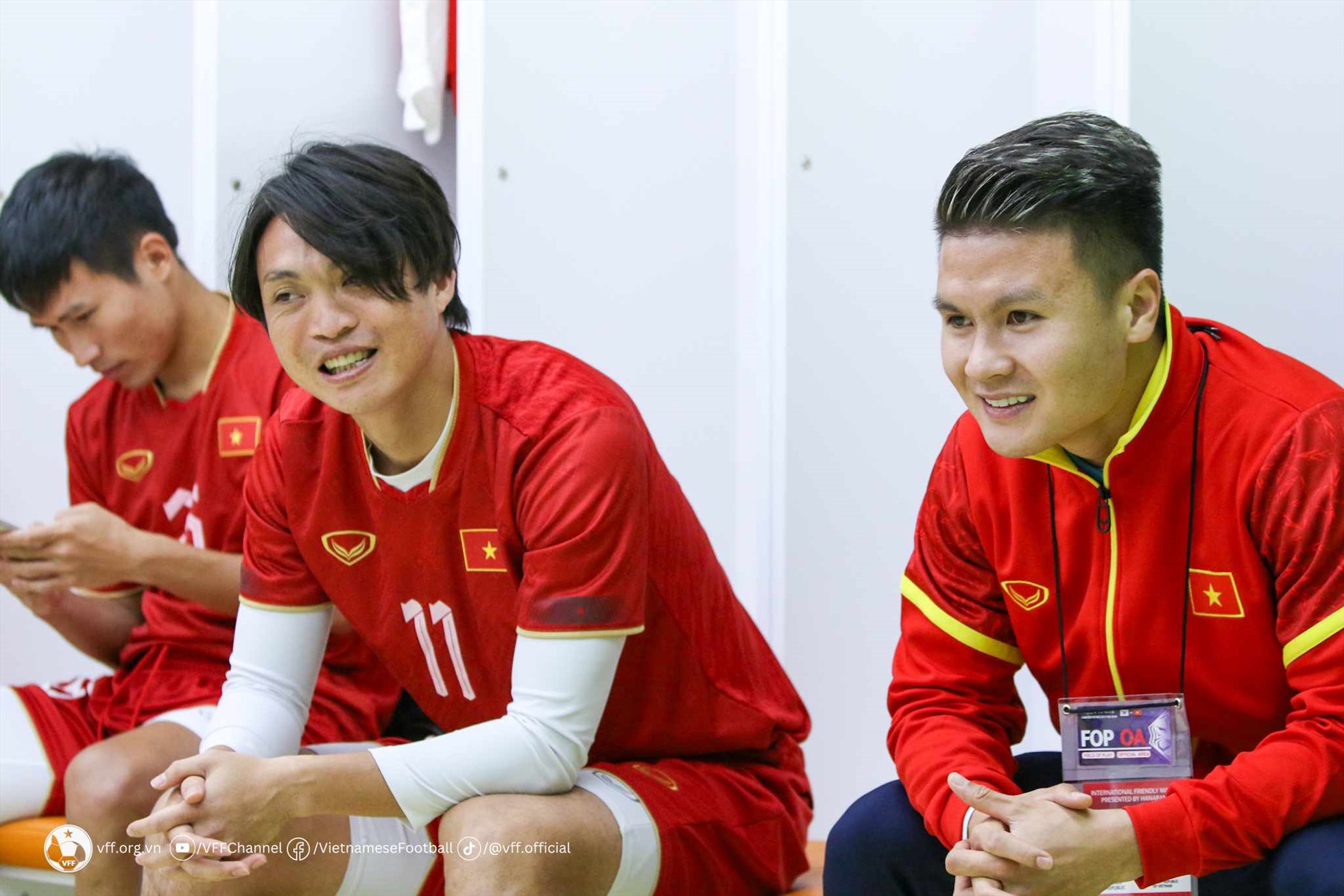 Các tuyển thủ Việt Nam trong phòng thay đồ trước trận. Quang Hải không được đăng ký thi đấu vì chấn thương. Ảnh: VFF