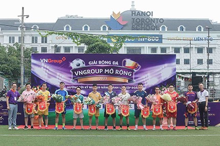Đại diện các đội bóng nhận cờ lưu niệm giải “VNGroup mở rộng 2023” Ảnh: VNGroup