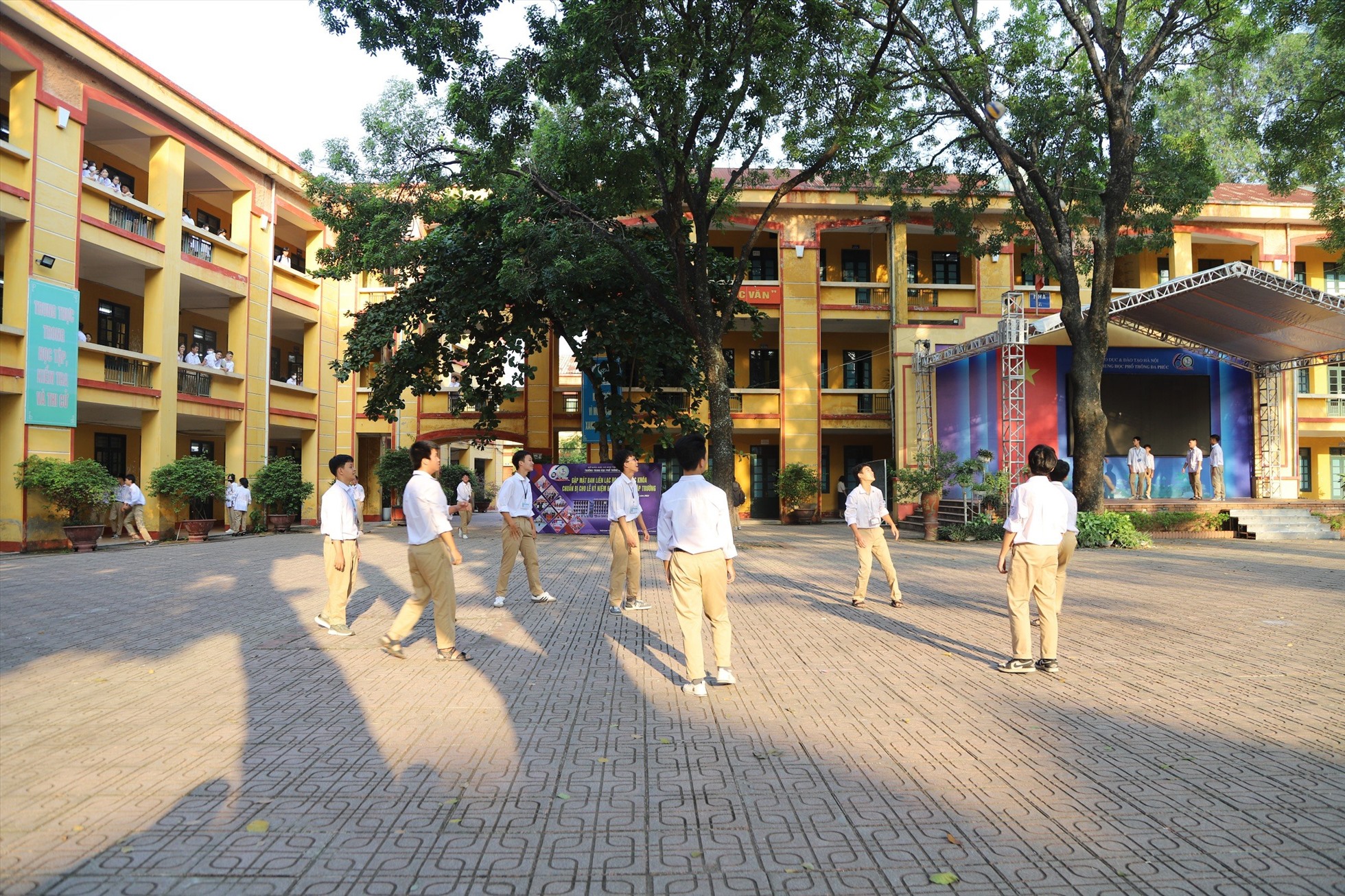 Cô giáo Trường THPT Đa Phúc (Sóc Sơn, Hà Nội) đã bị đình chỉ công tác vi có hành vi túm cổ áo, kéo lê học sinh. Ảnh: Hải Đăng