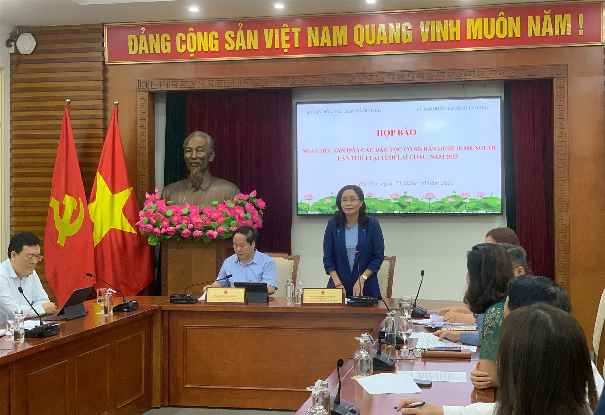 Thứ trưởng Trịnh Thị Thủy thông tin về Ngày hội Văn hóa các dân tộc có số dân dưới 10.000 người. Ảnh: Ý Yên