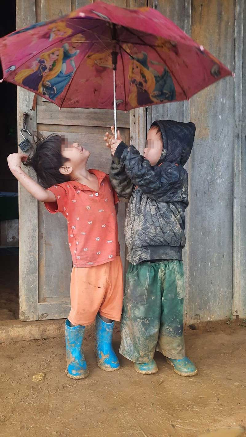 Các em nhỏ miền núi đến trường với quần áo lấm len trong mùa mưa. Ảnh: Bình Nam