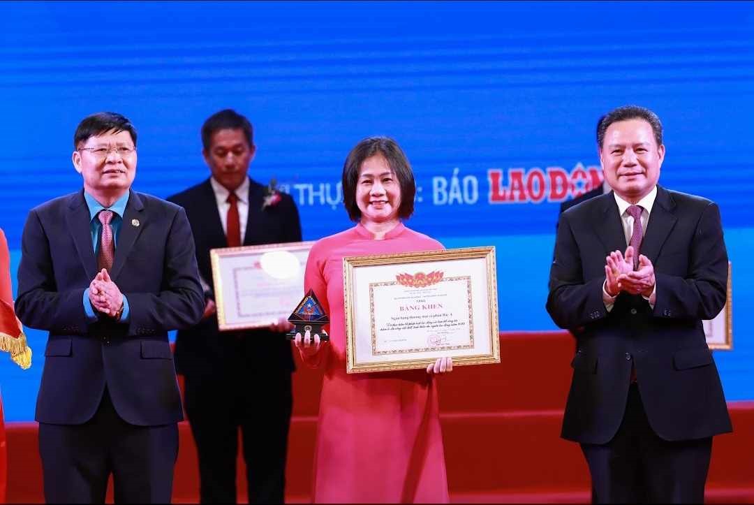 Ông Lê Văn Thanh – Thứ trưởng Bộ LĐTBXH; ông Phan Văn Anh – Phó Chủ tịch Tổng Liên đoàn Lao động Việt Nam trao Bằng khen của Bộ LĐTBXH cho các doanh nghiệp.