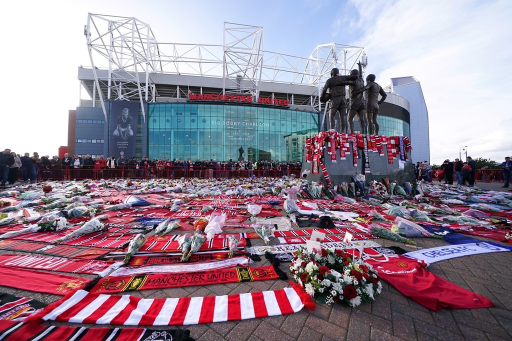 Đây là trận sân nhà đầu tiên của Man United tại Premier League sau khi huyền thoại Sir Bobby Charlton qua đời.  Ảnh: Manchester United