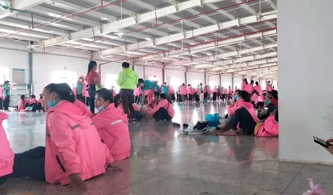 Sau bữa cơm trưa ngày 2.10, khoảng 5.000 công nhân Công ty TNHH Viet Glory (đóng tại huyện Diễn Châu, Nghệ An) ngừng việc. Ảnh: Hải Đăng