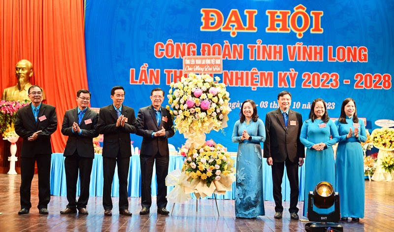 Phó Chủ tịch Tổng LĐLĐVN Thái Thu Xương tặng hoa chúc mừng Đại hội Công đoàn tỉnh Vĩnh Long. Ảnh: Đạt Phan