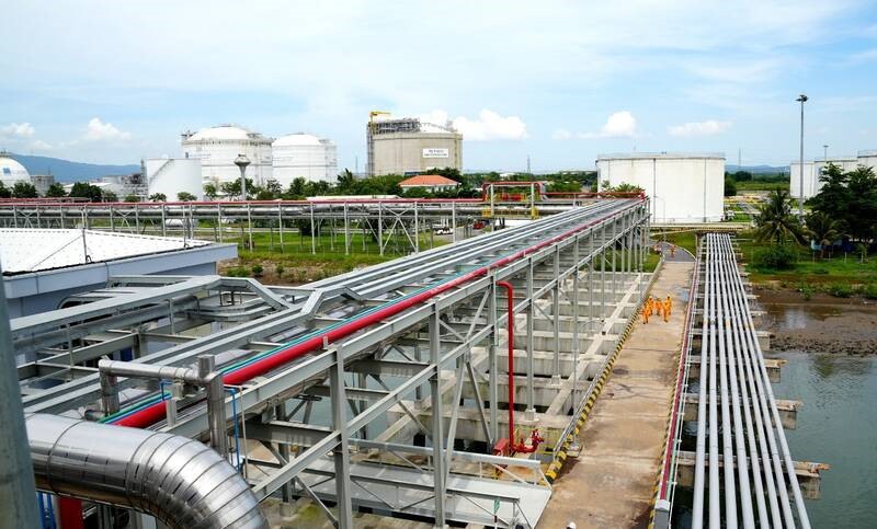 Hệ thống đường ống dẫn LNG từ cầu cảng về Kho chứa LNG. Ảnh: PV GAS