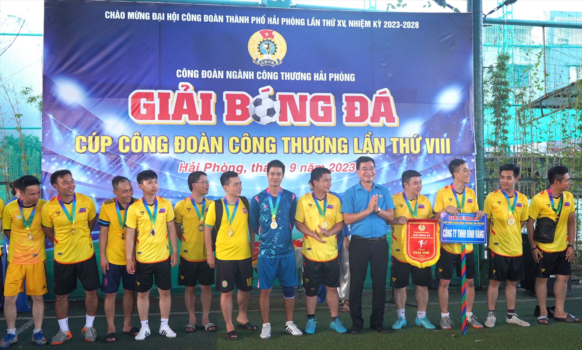 Lãnh đạo Công đoàn ngành Công Thương Hải Phòng tặng quà đội bóng đạt giải Nhì. Ảnh: Mai Dung