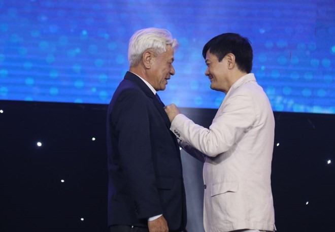 Lãnh đạo Tổng Công ty Khánh Việt tri ân người lao động 40 năm cống hiến. Ảnh: Phương Linh
