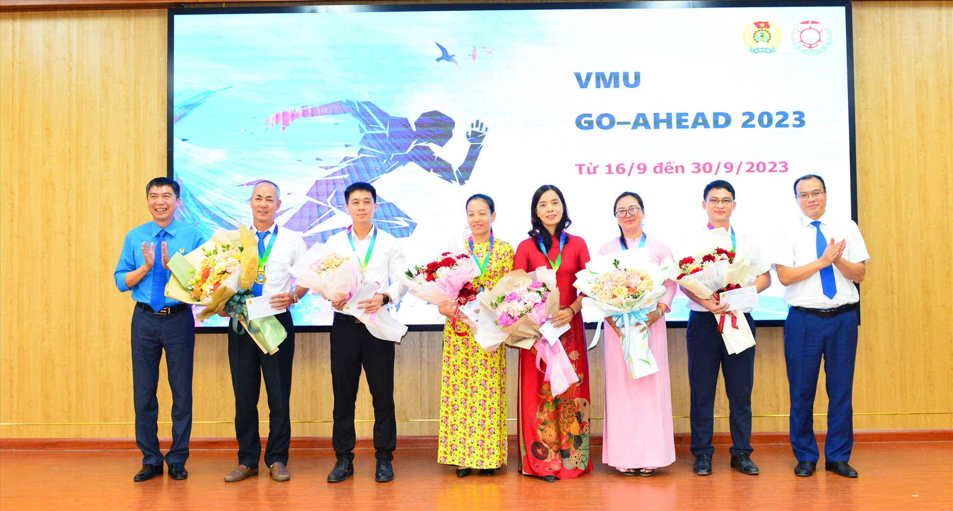Đại diện Ban Giám hiệu và Công đoàn Trường đại học Hàng Hải Việt Nam trao giải các cá nhân, tập thể có thành tích cao tại giải chạy VMU