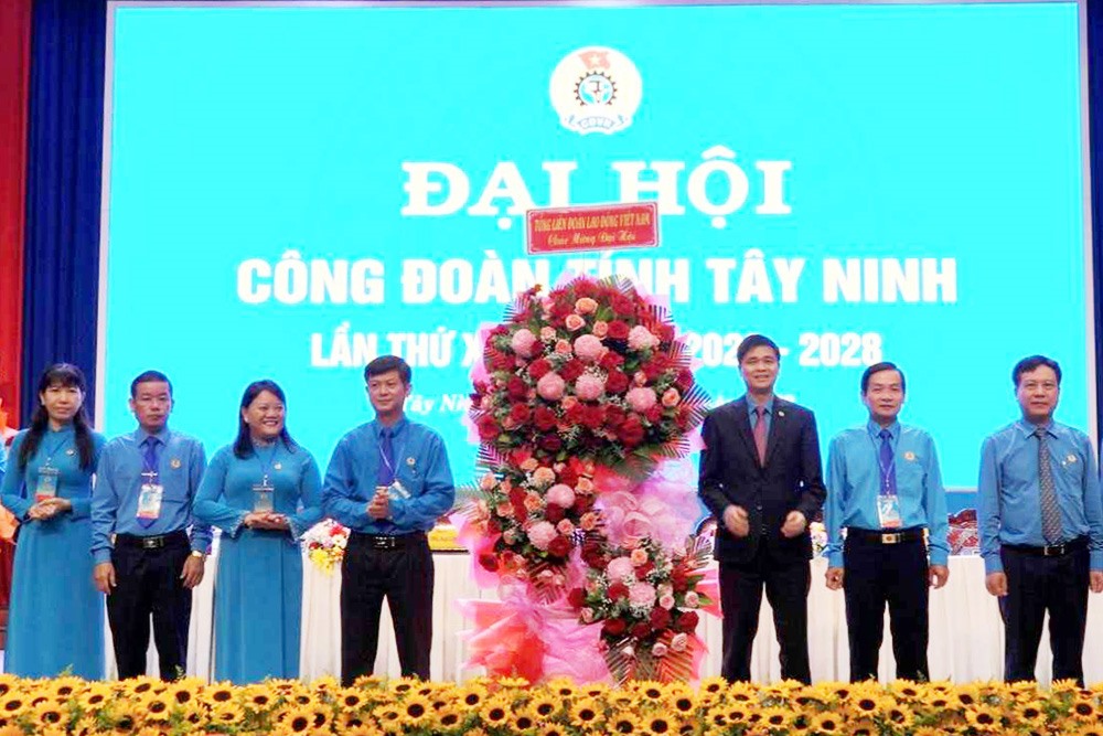 Phó Chủ tịch Tổng LĐLĐ Việt Nam Ngọ Duy Hiểu, tặng hoa chúc mừng Đại hội Công đoàn tỉnh Tây Ninh lần thứ X, nhiệm kỳ 2023-2028. Ảnh: Chân Phúc