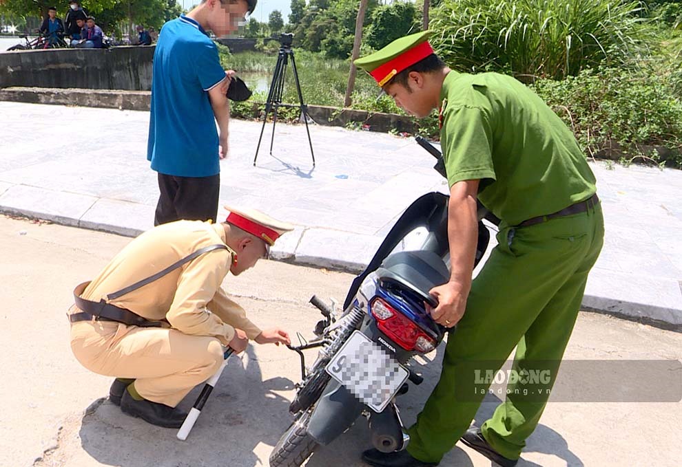 Sau khi nhận được thông tin từ phóng viên tổ công tác Đội CSGT số 2, phòng CSGT Công an tỉnh Quảng Ninh đã có mặt vào giờ tan trường kiểm tra phát hiện 9 học sinh vi phạm. Ảnh: Đoàn Hưng